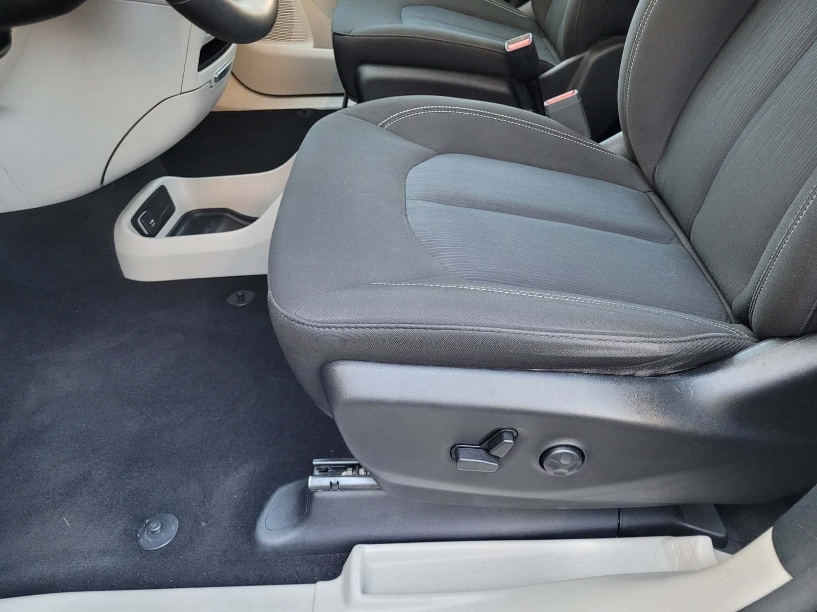 Used 2024 Chrysler Voyager LX FWD image 23