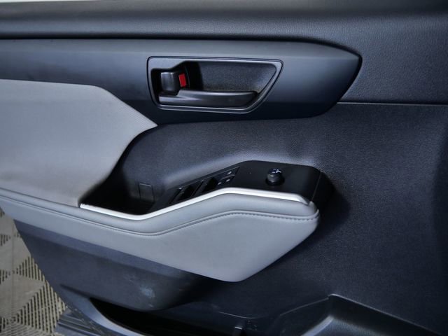 Used 2022 Toyota Highlander LE AWD/4WD image 26