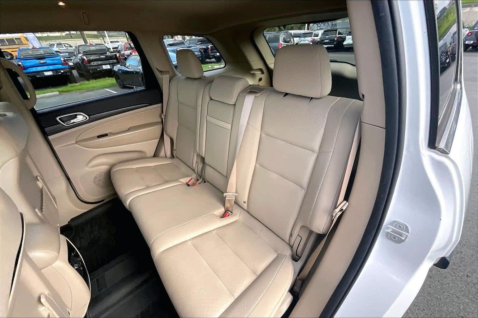 Used 2019 Jeep Grand Cherokee Laredo AWD/4WD image 29