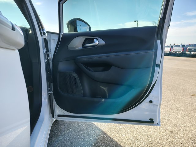 Used 2025 Chrysler Pacifica Select FWD image 12