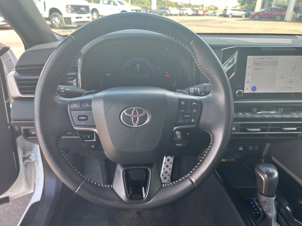 Used 2025 Toyota Camry SE image 9