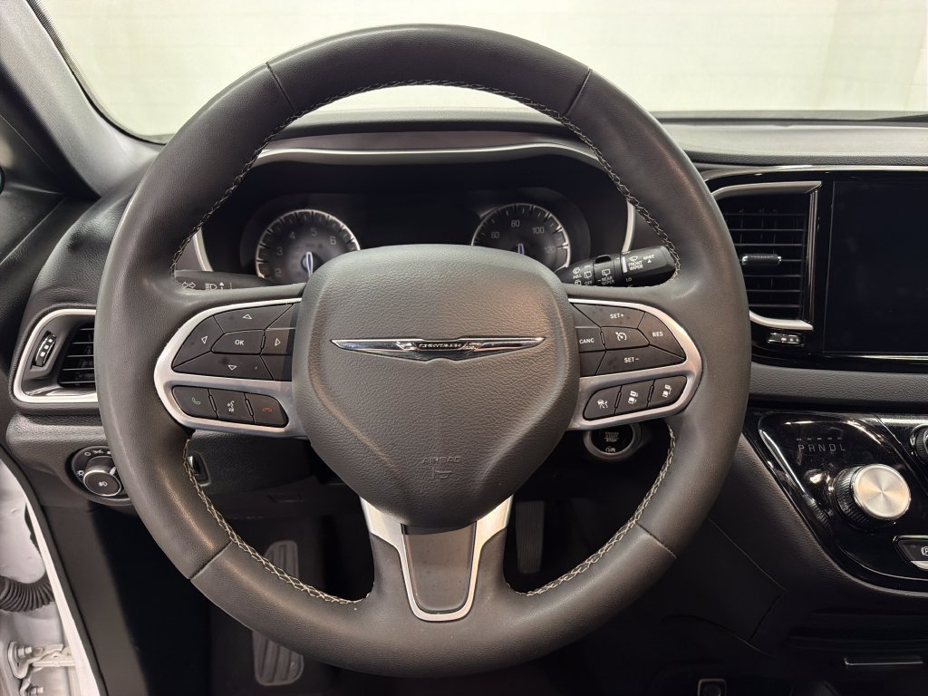 Used 2025 Chrysler Pacifica Select FWD image 18