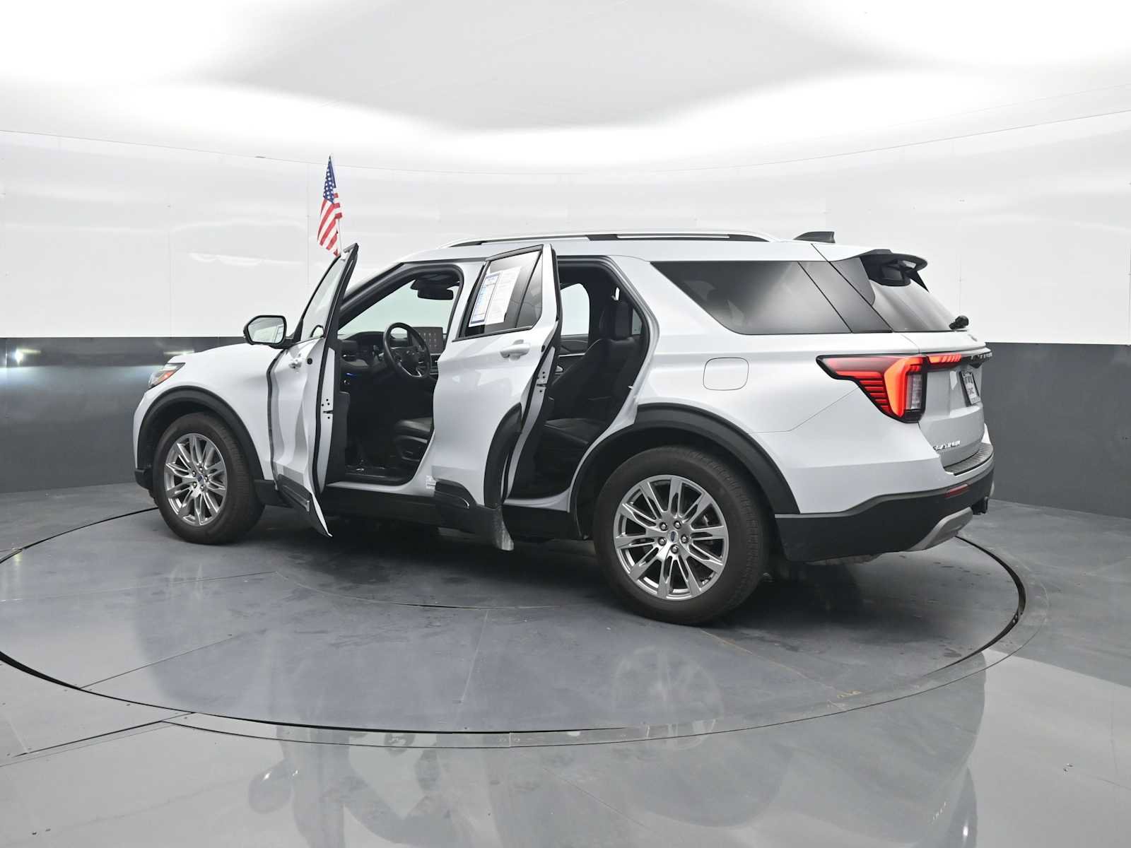 Certified 2025 Ford Explorer Platinum RWD image 31