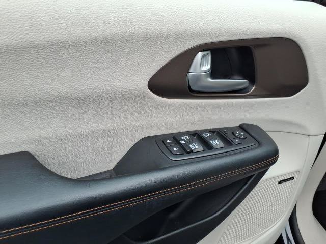 Used 2017 Chrysler Pacifica Touring-L Plus FWD image 15