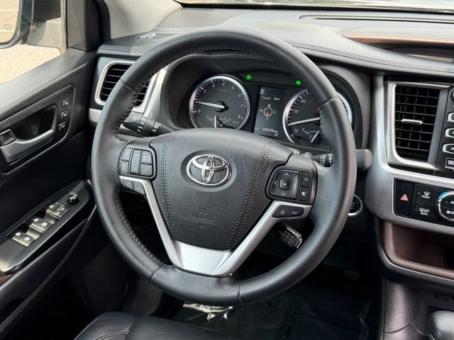 Used 2018 Toyota Highlander Limited AWD/4WD image 16