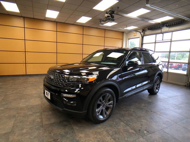 Certified 2024 Ford Explorer XLT w/ Equipment Group 202A AWD/4WD image 3