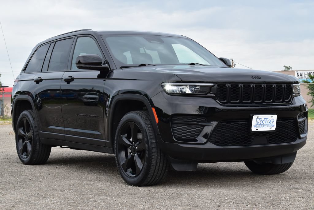 Used 2023 Jeep Grand Cherokee Altitude AWD/4WD image 3