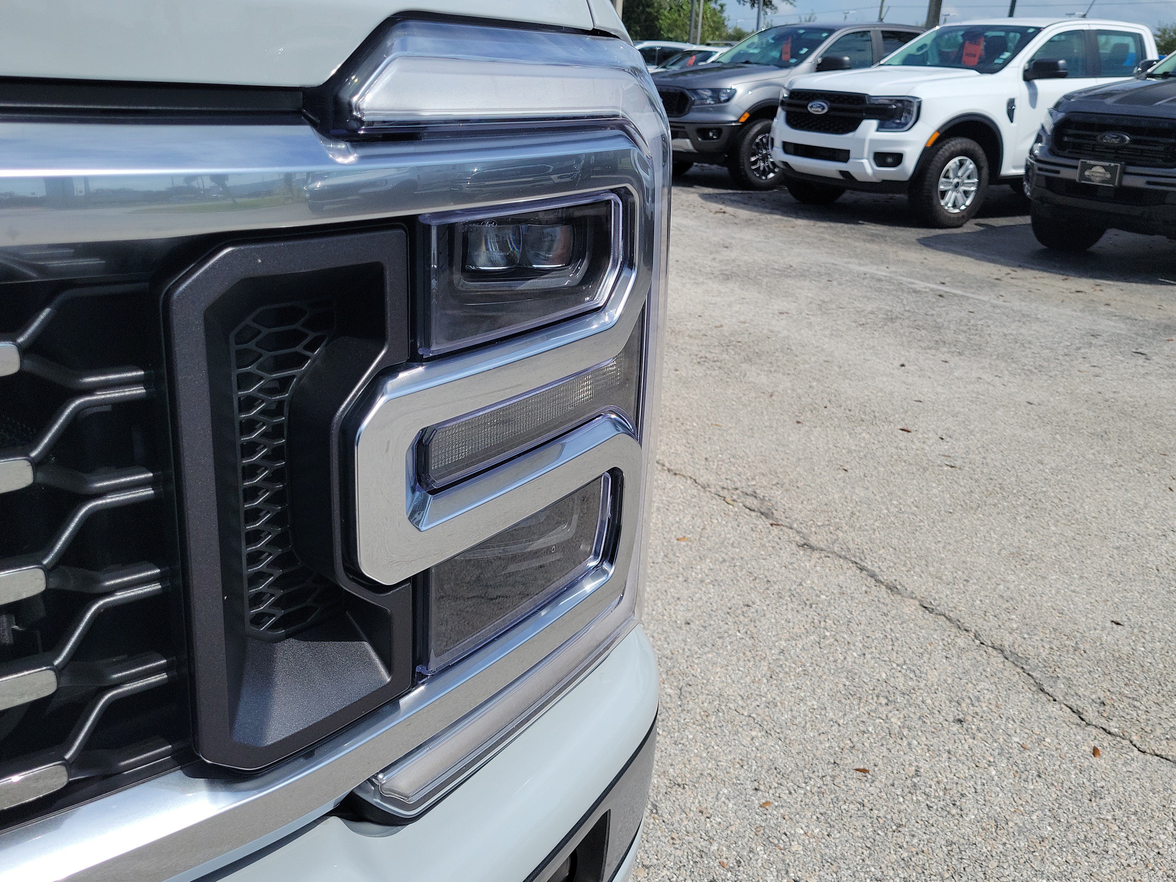 Certified 2025 Ford F350 Platinum w/ Platinum Plus Package AWD/4WD image 3