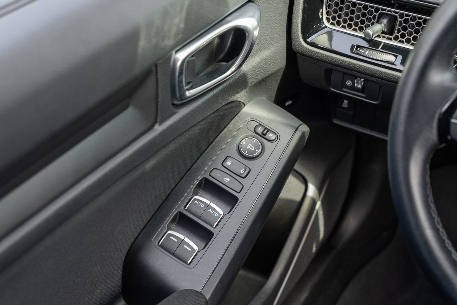 Used 2025 Honda Civic Sport image 25