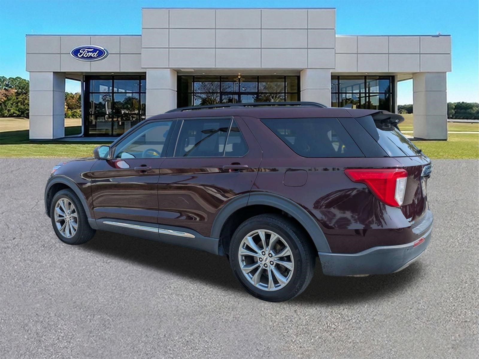 Certified 2022 Ford Explorer XLT w/ Equipment Group 202A AWD/4WD image 3