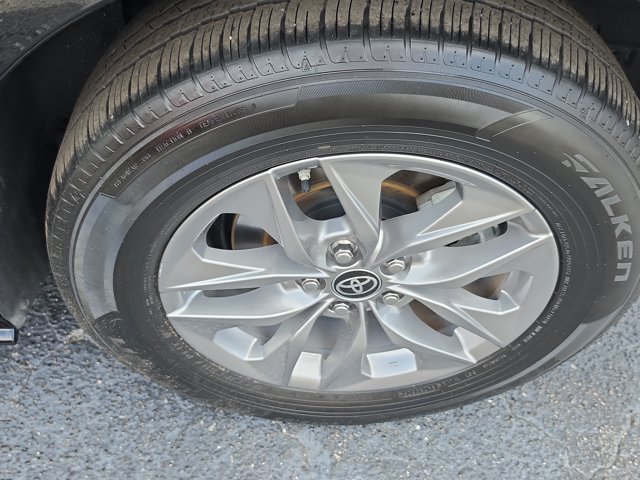 Used 2025 Toyota Sienna LE FWD image 12