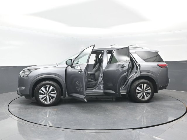 Used 2025 Nissan Pathfinder SL AWD/4WD image 29