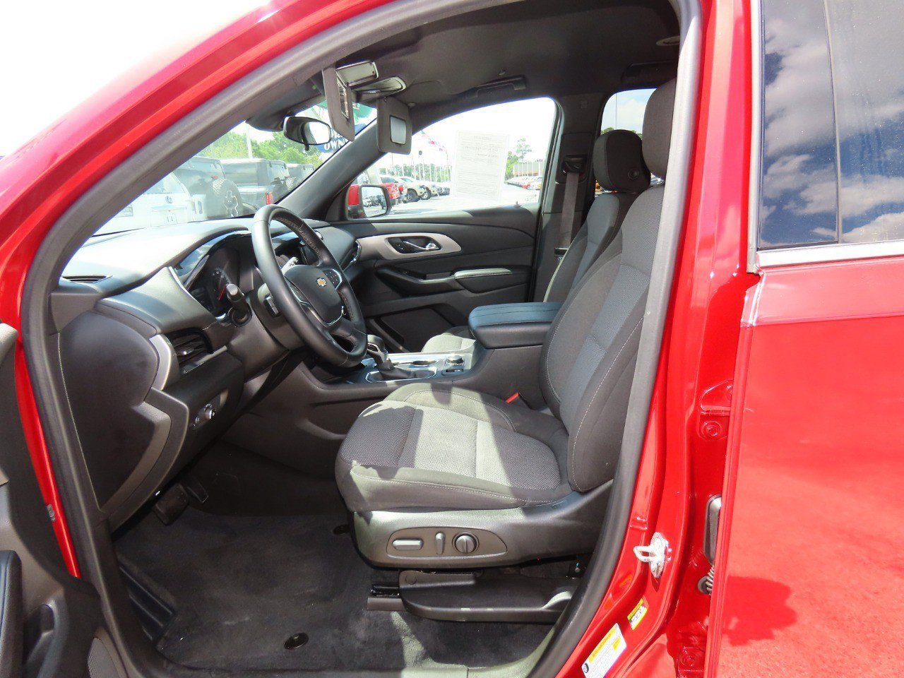 Used 2023 Chevrolet Traverse LT image 24