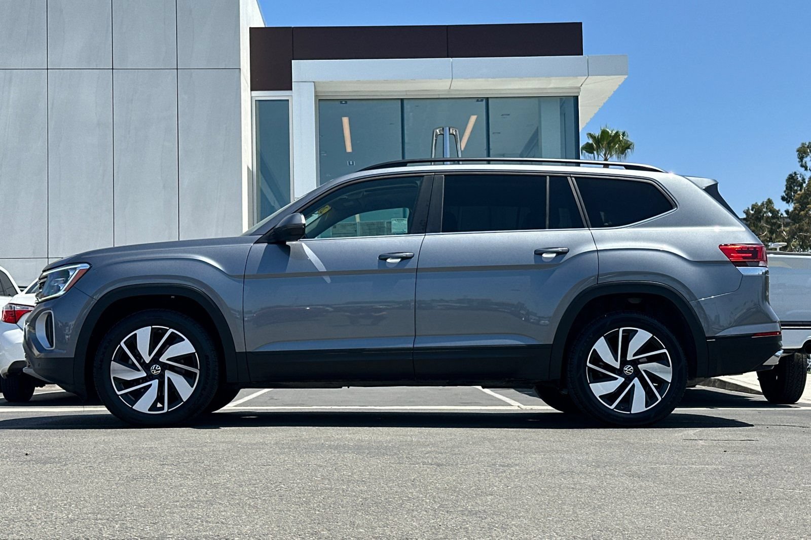 Used 2024 Volkswagen Atlas SE FWD image 6