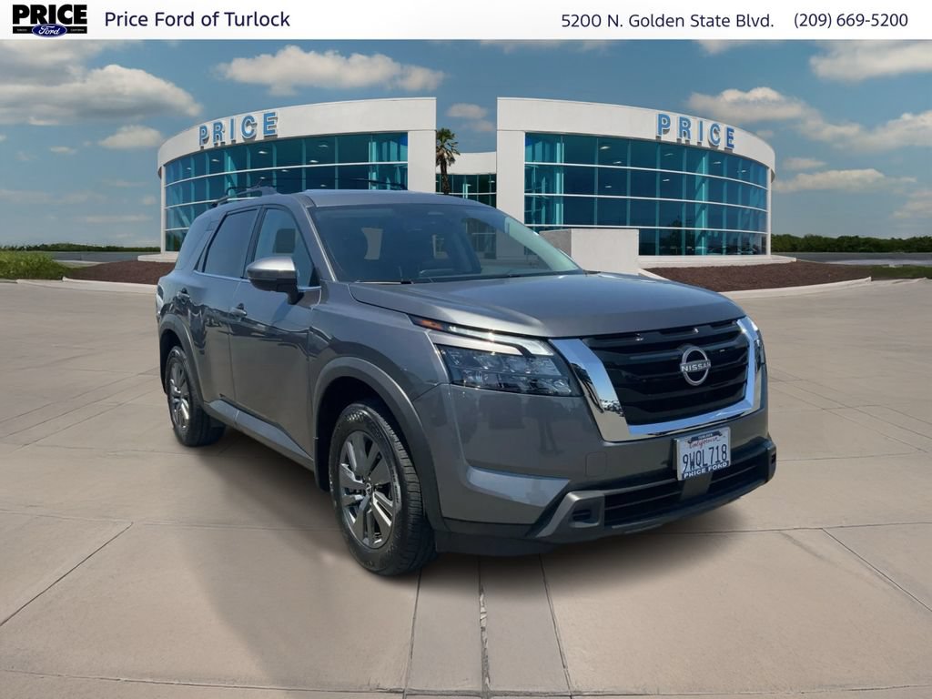 Used 2025 Nissan Pathfinder SV FWD image 3