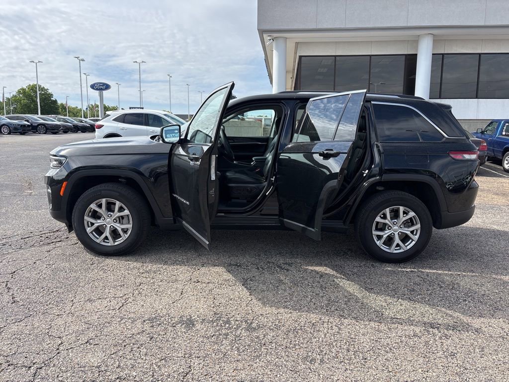 Used 2023 Jeep Grand Cherokee Limited w/ Trailer Tow Prep Group (B) AWD/4WD image 4
