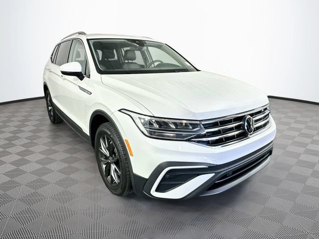 Used 2023 Volkswagen Tiguan SE w/ Panoramic Sunroof Package FWD image 4