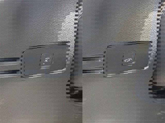 Used 2023 Volvo XC40 B5 Core image 20