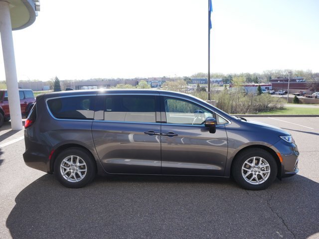 Used 2023 Chrysler Pacifica Touring-L FWD image 4