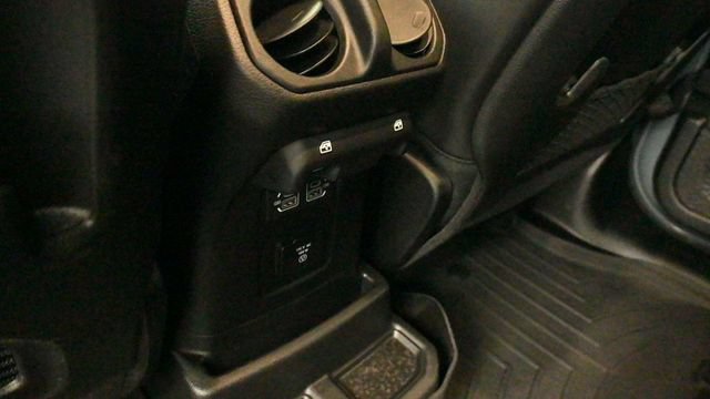 Used 2025 Jeep Wrangler Unlimited Rubicon AWD/4WD image 12