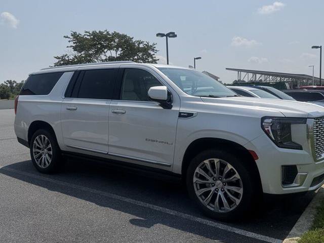 Used 2023 GMC Yukon XL Denali AWD/4WD image 3