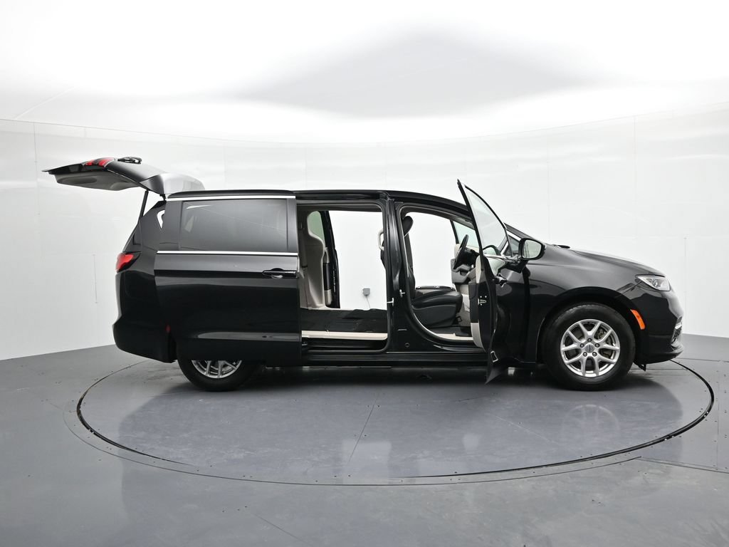 Used 2024 Chrysler Pacifica Touring-L FWD image 25