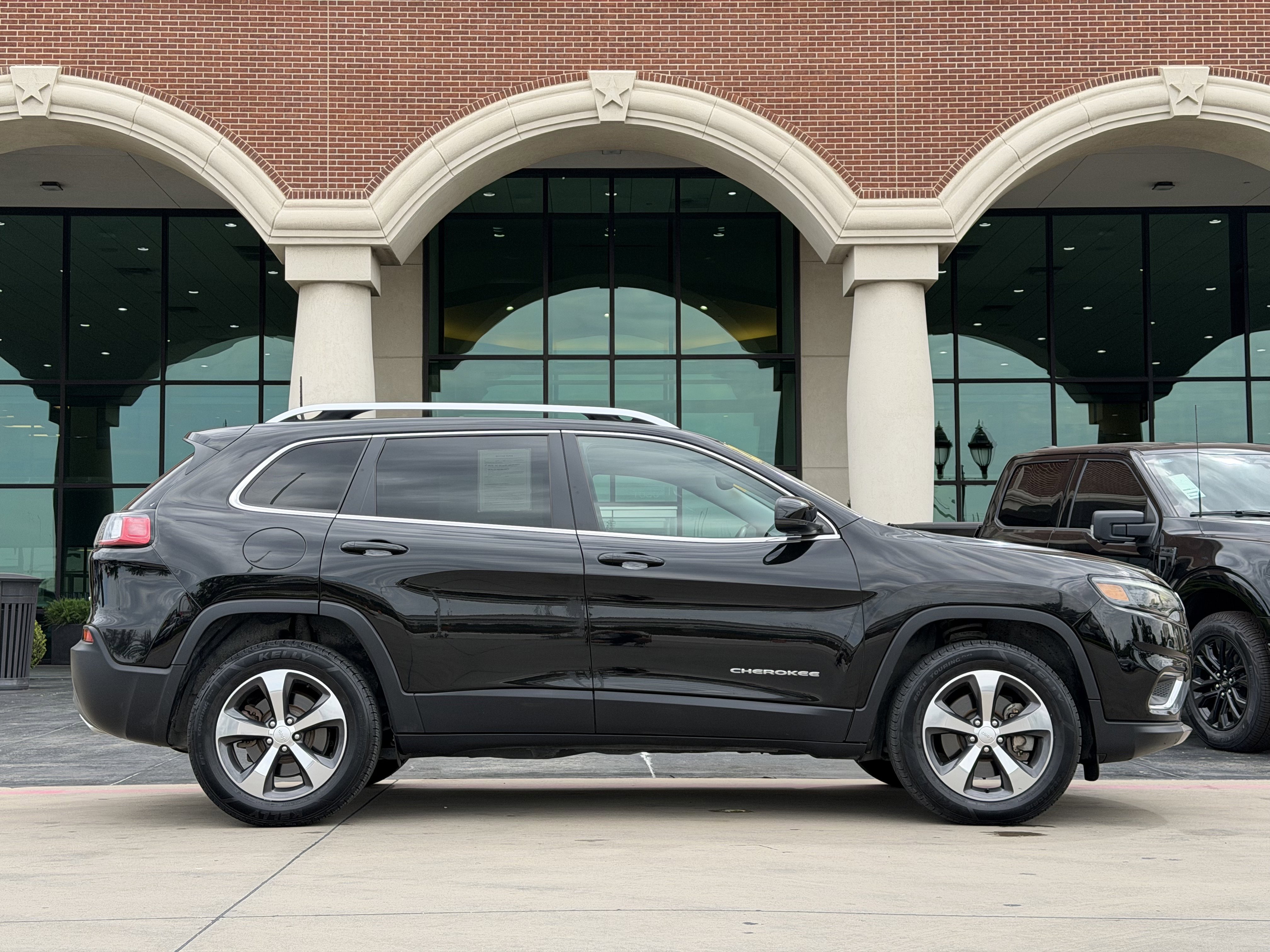 Used 2019 Jeep Cherokee Limited AWD/4WD image 3