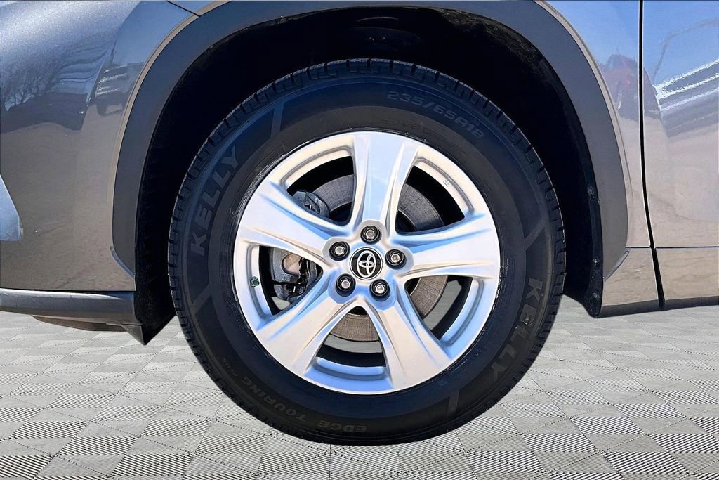 Used 2023 Toyota Highlander LE image 11