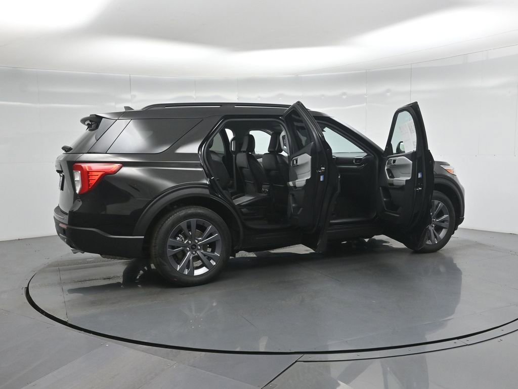 Certified 2022 Ford Explorer XLT w/ Equipment Group 202A image 5