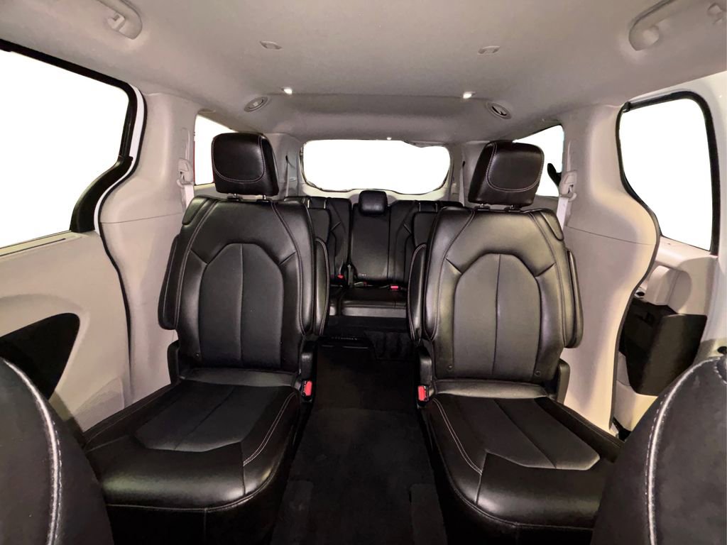 Used 2024 Chrysler Pacifica Touring-L image 21