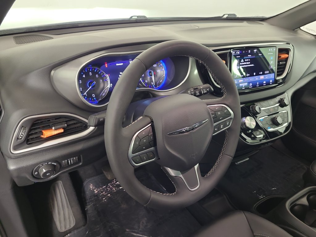 Used 2025 Chrysler Pacifica Select FWD image 13