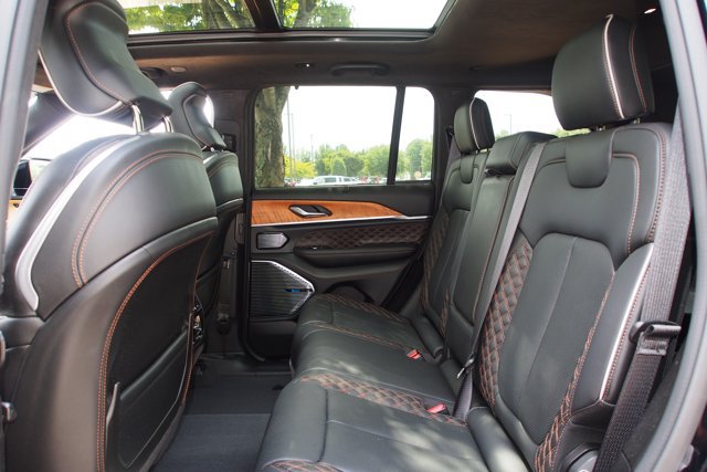 Used 2023 Jeep Grand Cherokee Summit AWD/4WD image 22