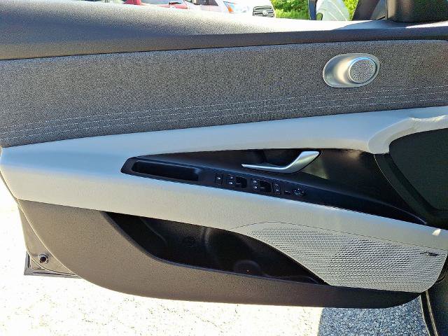 Used 2024 Hyundai Elantra Limited FWD image 12