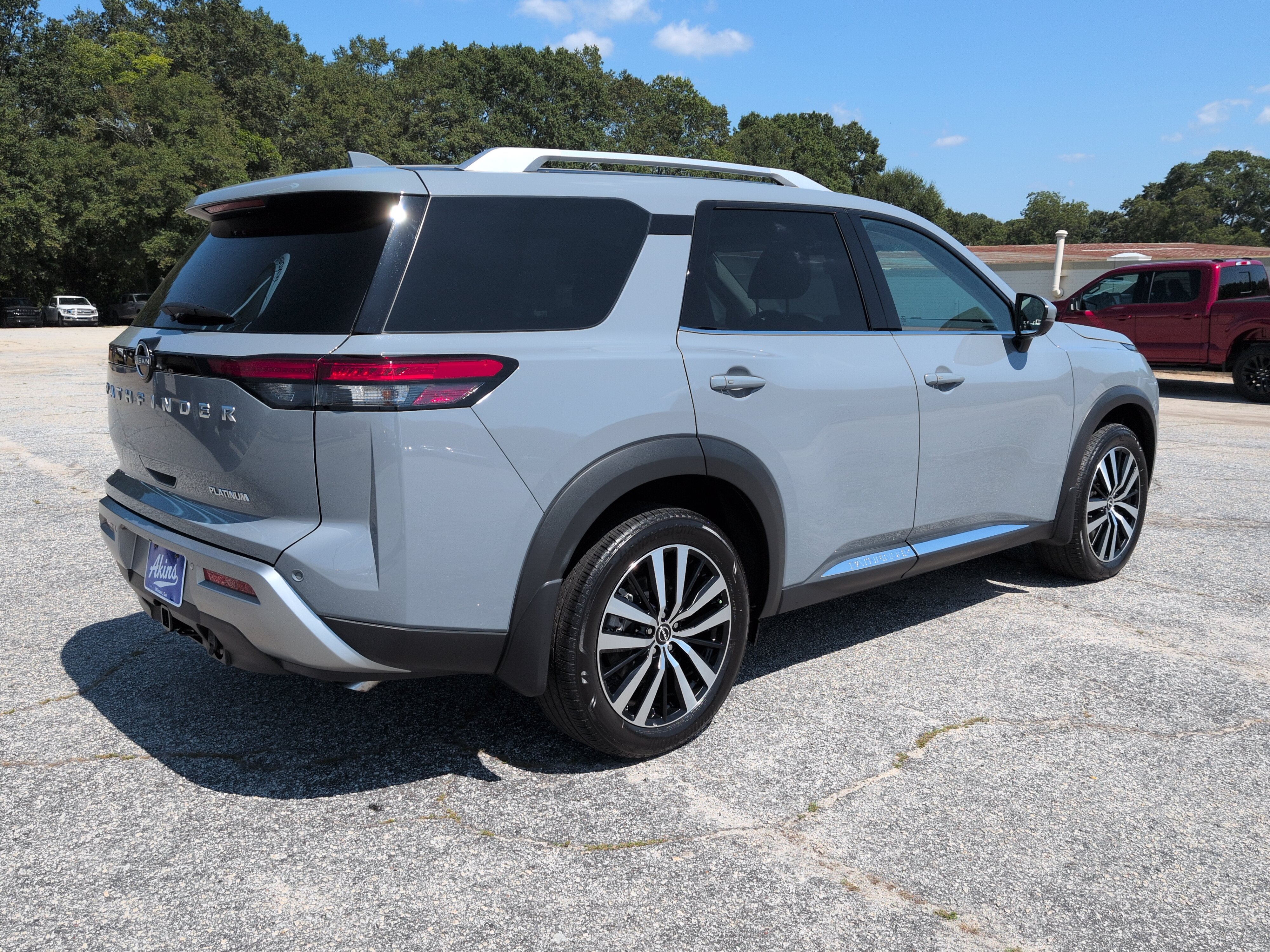 Used 2025 Nissan Pathfinder Platinum FWD image 3