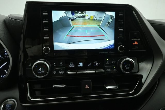 Used 2021 Toyota Highlander XLE AWD/4WD image 16