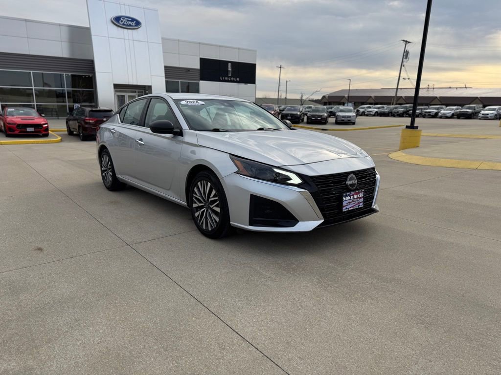 Used 2024 Nissan Altima 2.5 SV FWD image 3