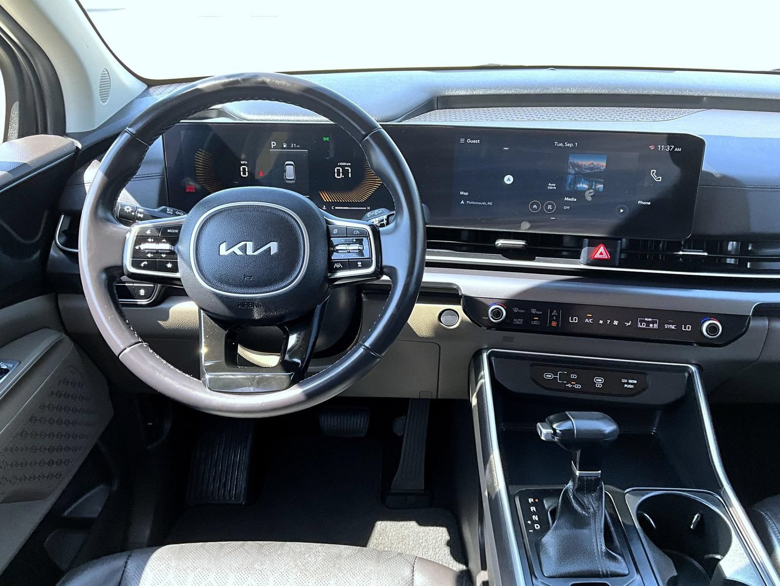 Used 2025 Kia Carnival FWD image 12
