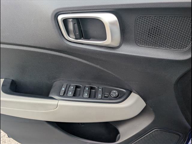 Used 2023 Hyundai Venue SEL image 17