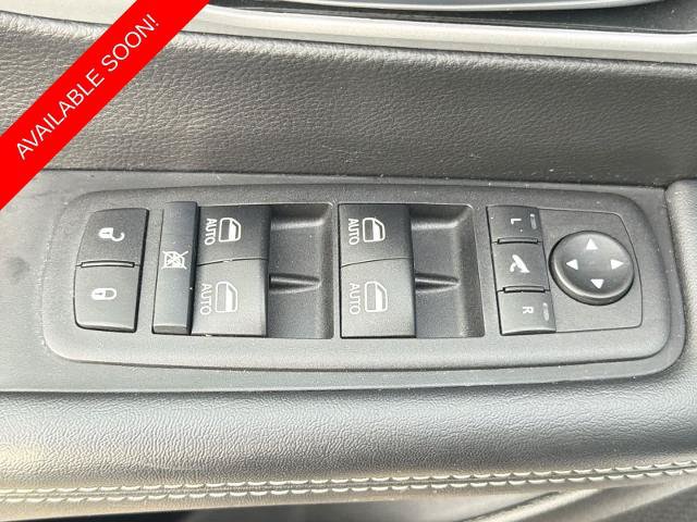 Used 2025 Chrysler Pacifica Limited FWD image 17
