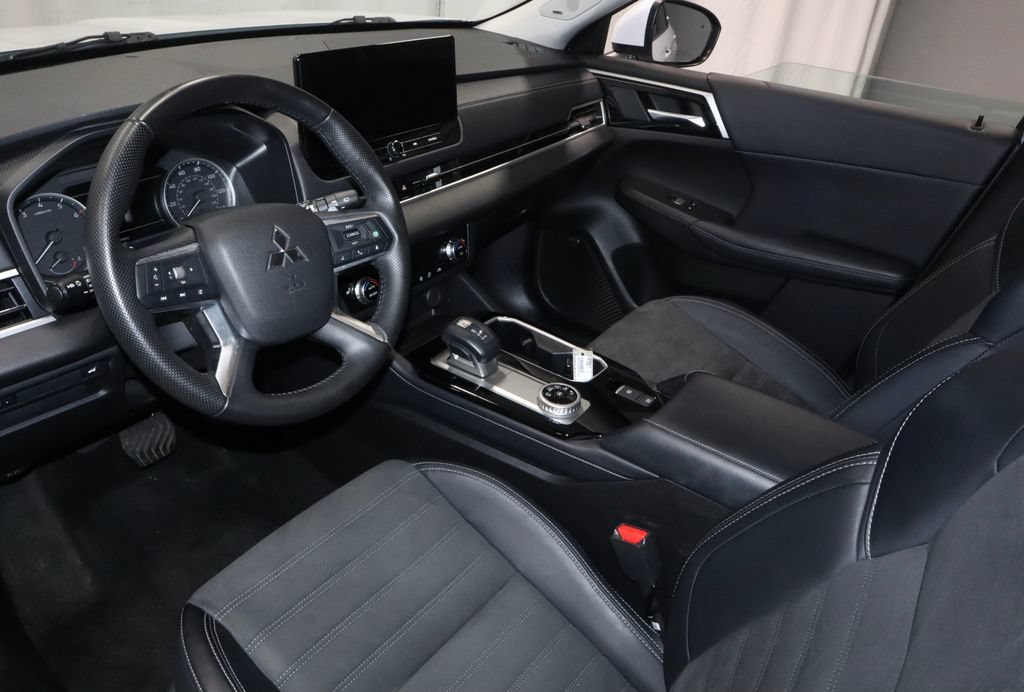 Used 2025 Mitsubishi Outlander SE FWD image 25