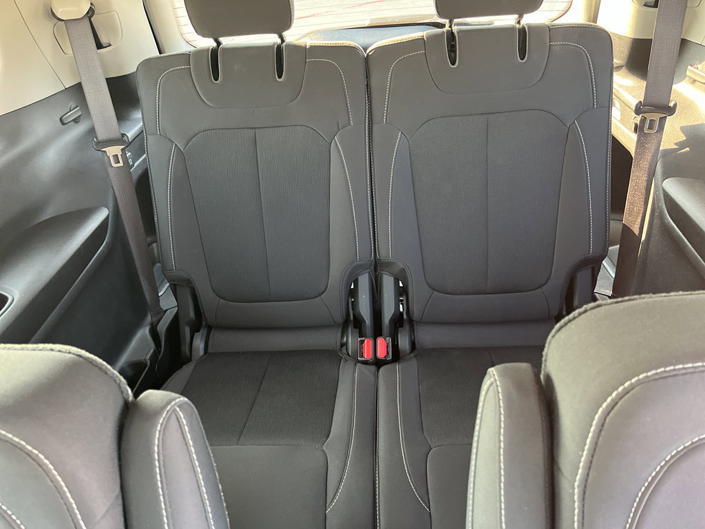 Used 2023 Jeep Grand Cherokee L Laredo image 14