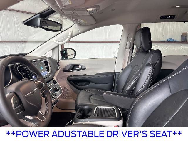 Used 2024 Chrysler Pacifica Touring-L FWD image 16