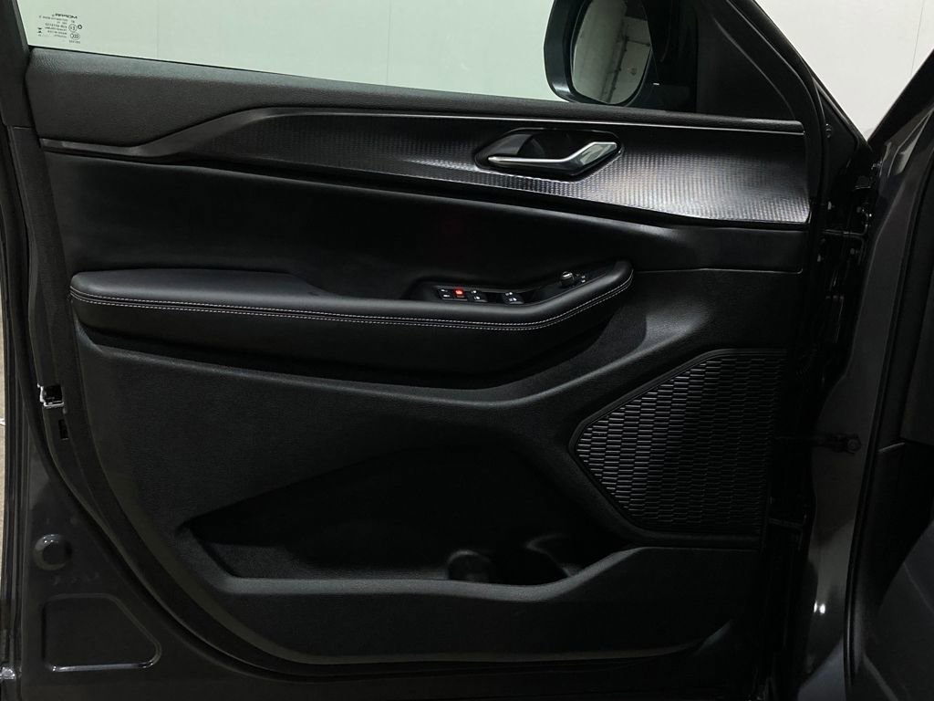 Used 2025 Jeep Grand Cherokee Laredo X image 23