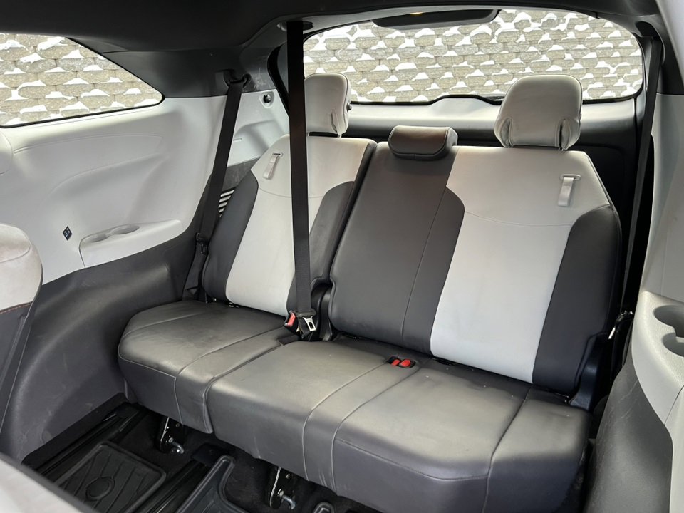 Used 2021 Toyota Sienna XSE image 7