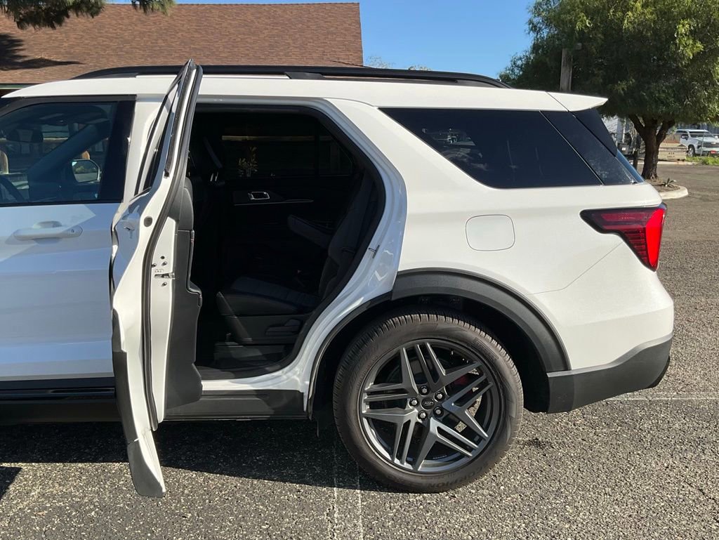Certified 2025 Ford Explorer ST-Line w/ Premium Package image 30