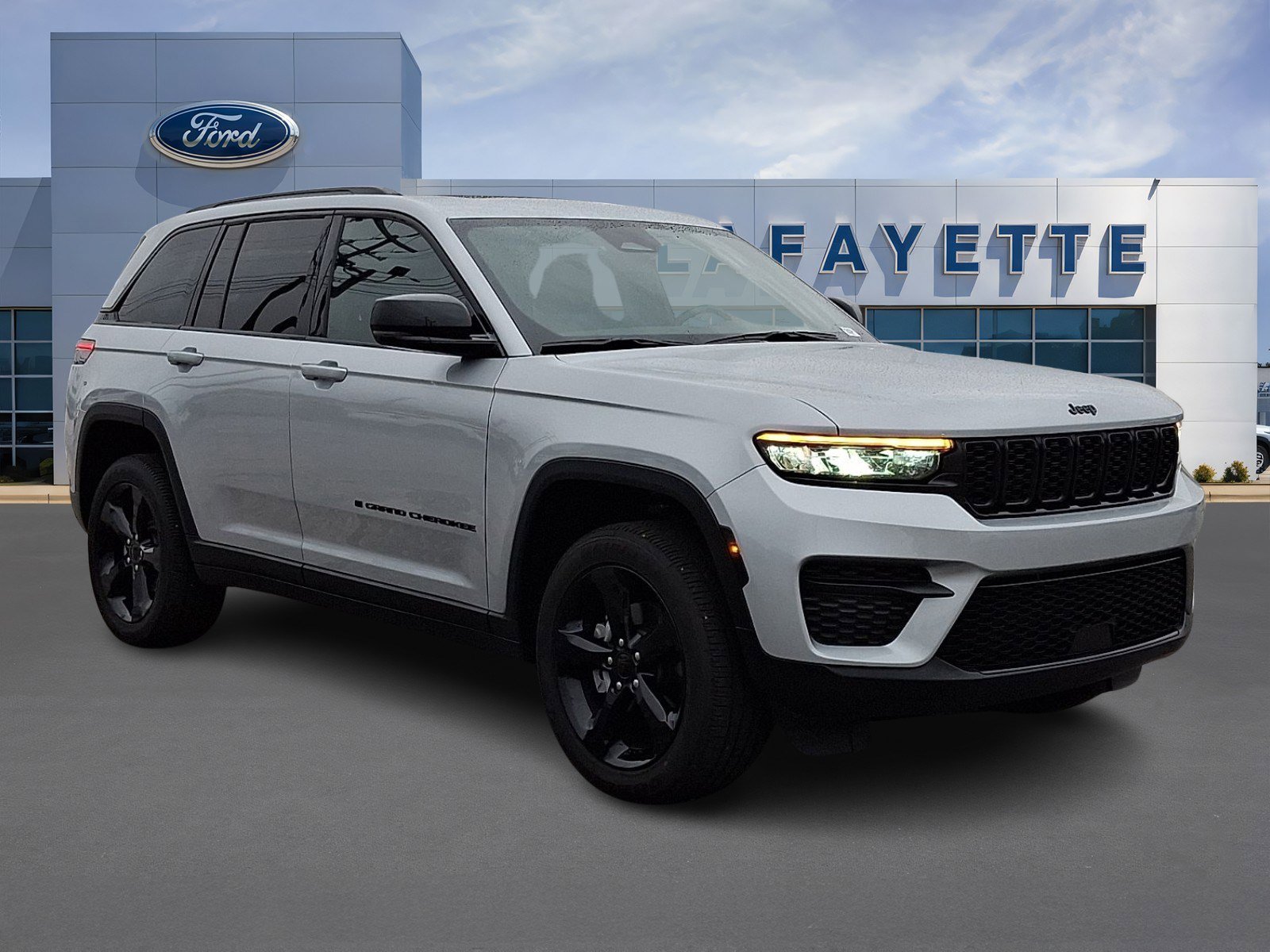 Used 2025 Jeep Grand Cherokee Altitude image 1