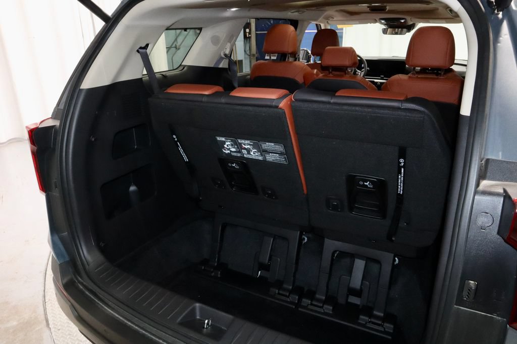 Used 2026 Kia Carnival SX w/ SX Dark Edition Package FWD image 17