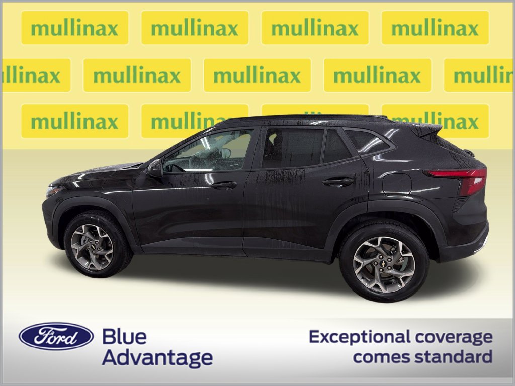 Used 2025 Chevrolet Trax LT FWD image 11
