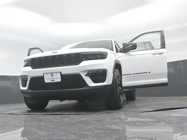 Used 2023 Jeep Grand Cherokee Limited w/ Black Appearance Package AWD/4WD image 32