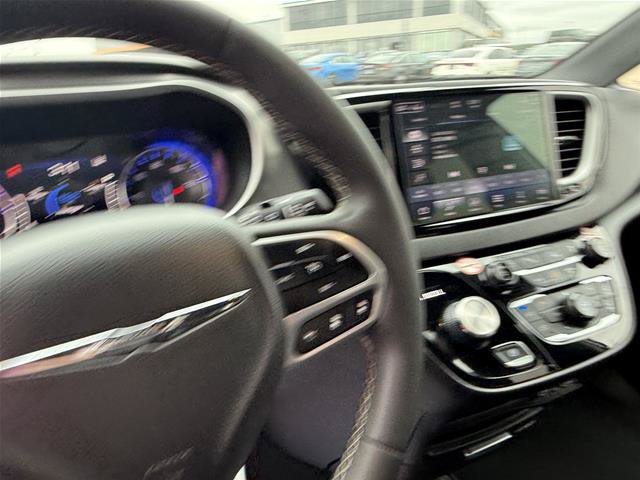 Used 2025 Chrysler Pacifica Select FWD image 16